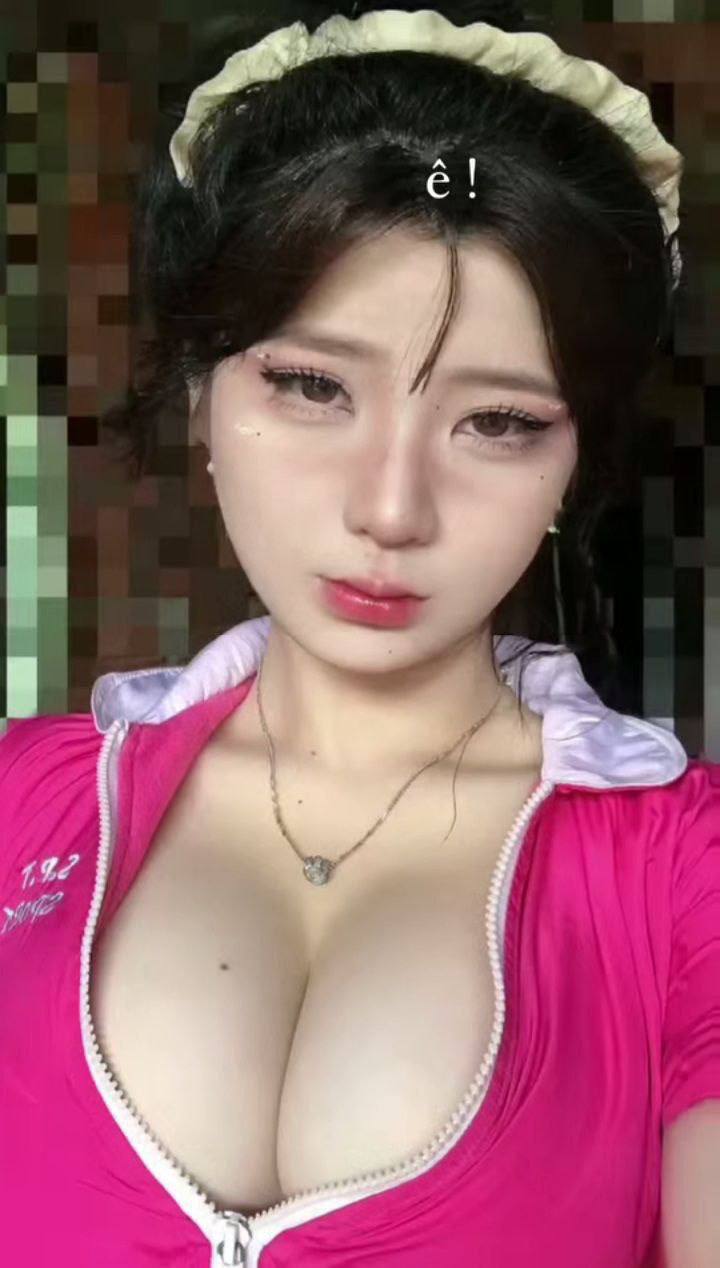 Bố dượng không chịu được trước cô con gái quá múp tuổi trưởng thành